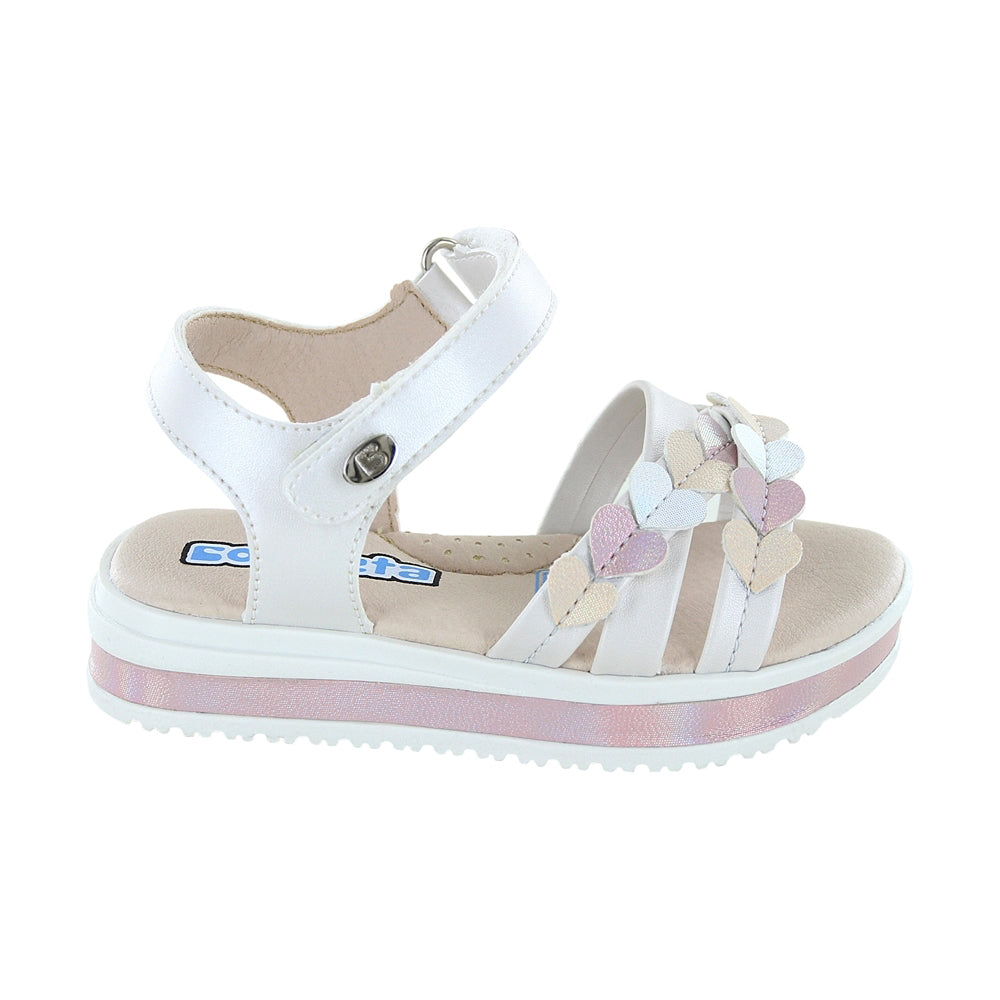 Sandalia Coqueta para niña en sintético perla Casandra con diseño de corazones.