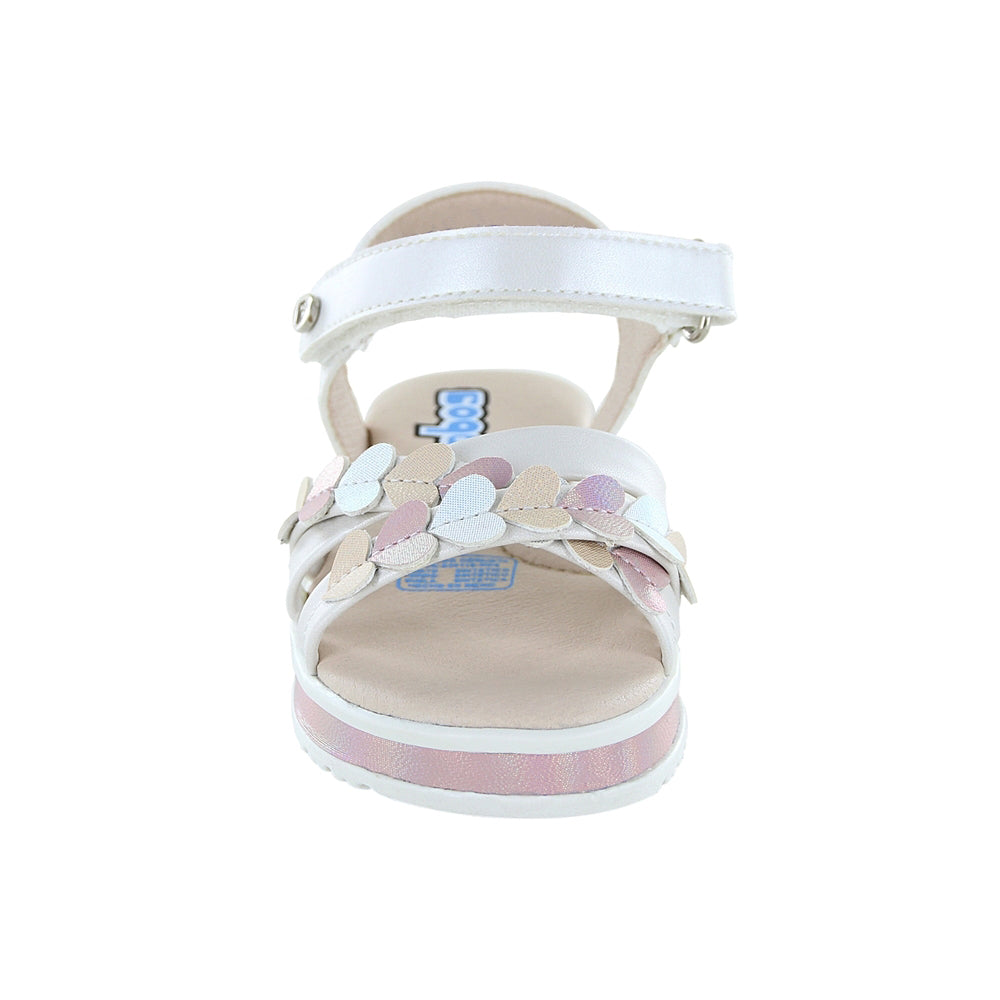 Sandalia Coqueta para niña en sintético perla Casandra con diseño de corazones.