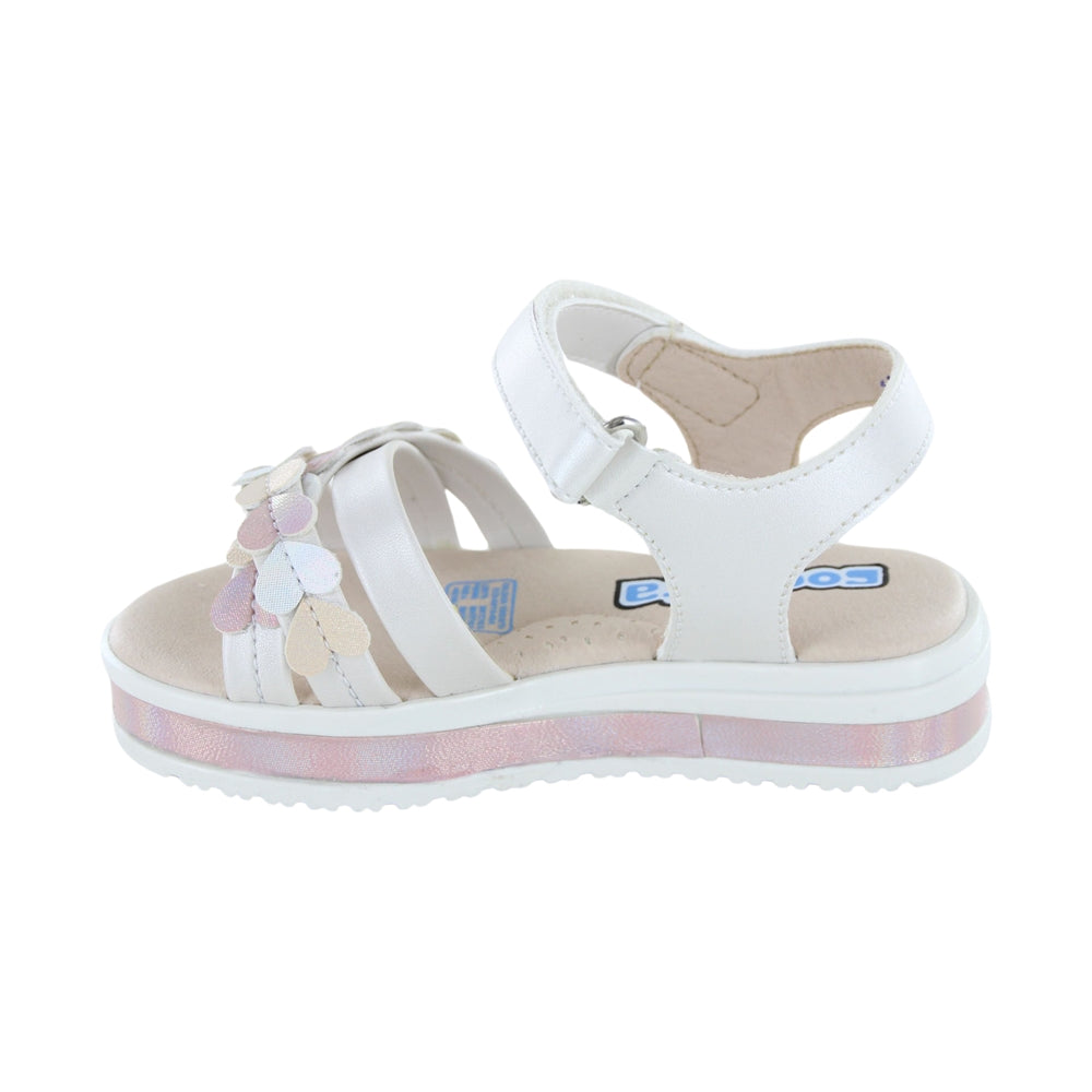 Sandalia Coqueta para niña en sintético perla Casandra con diseño de corazones.