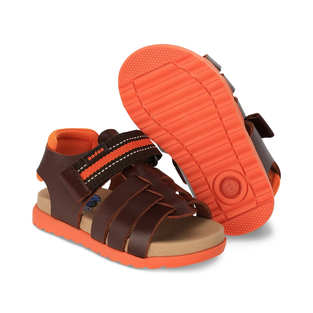 Sandalia Audaz para niño en piel ladrillo Cameron con tira de contacto.