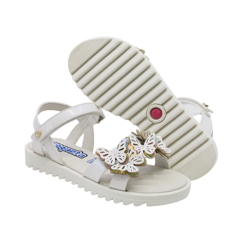 Sandalias Coqueta para niña en charol blanco Rebeca diseño de mariposas
