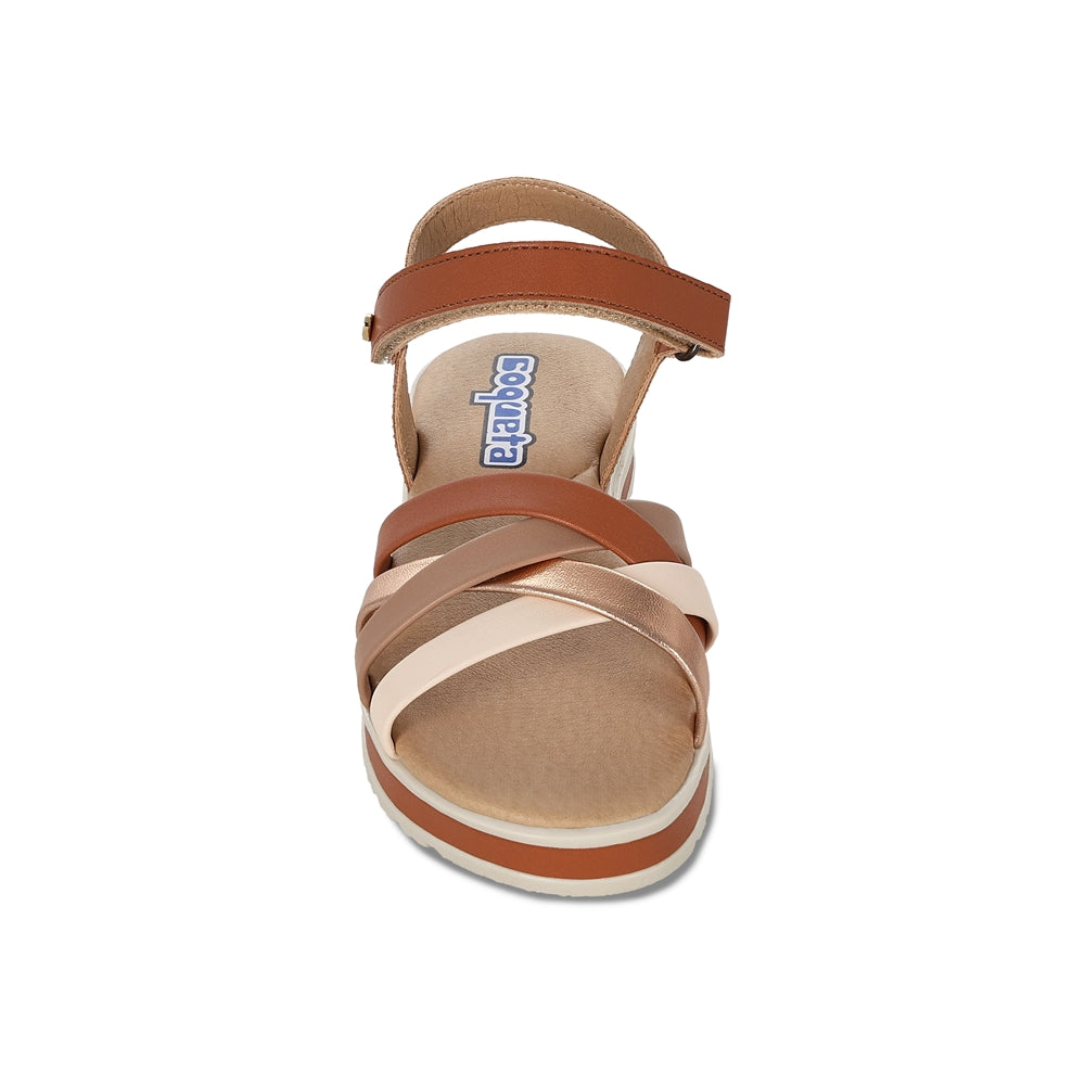 Sandalia Coqueta para niña en sintético miel Cassandra con suela comoda.