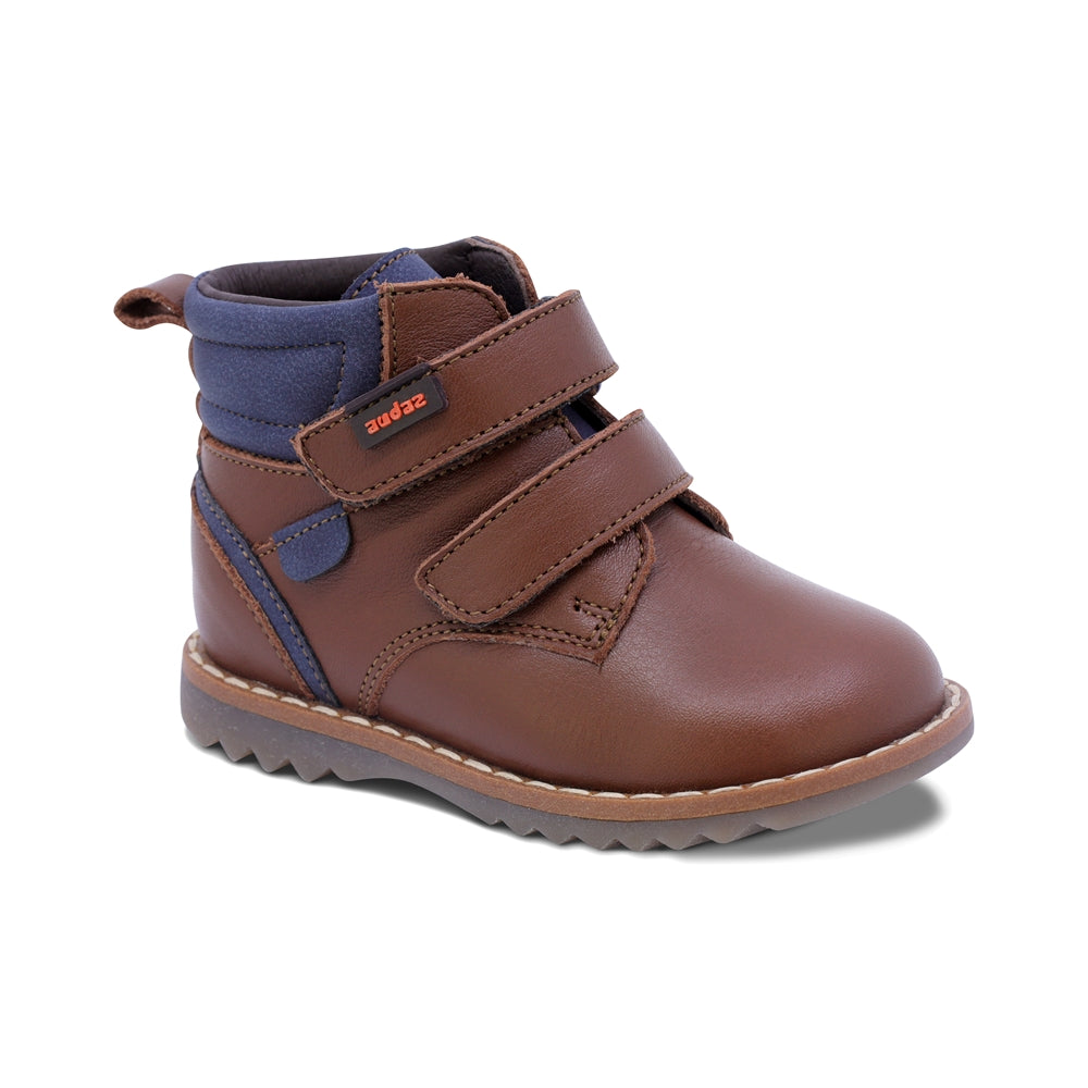 BOTITA AUDAZ PARA NIÑO DE PIEL COLOR CAFÉ CLARO RONDY CON DOBLE TIRA DE CONTACTO