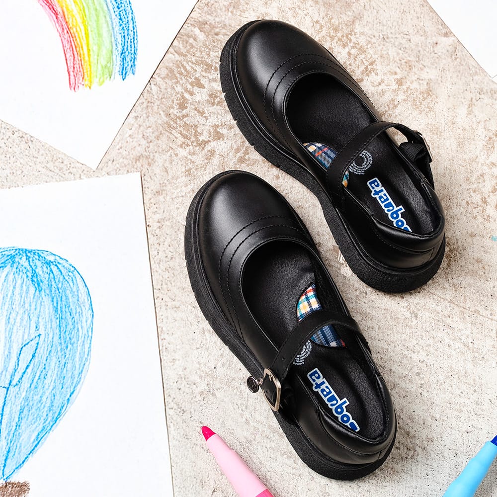 Zapato escolar Coqueta para niña de piel negro Igor con dije