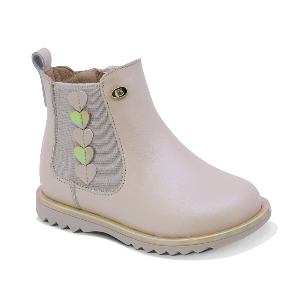 BOTA COQUETA PARA NIÑA DE SINTÉTICO COLOR BEIGE SUELA RONDY CON CORAZONES LATERALES