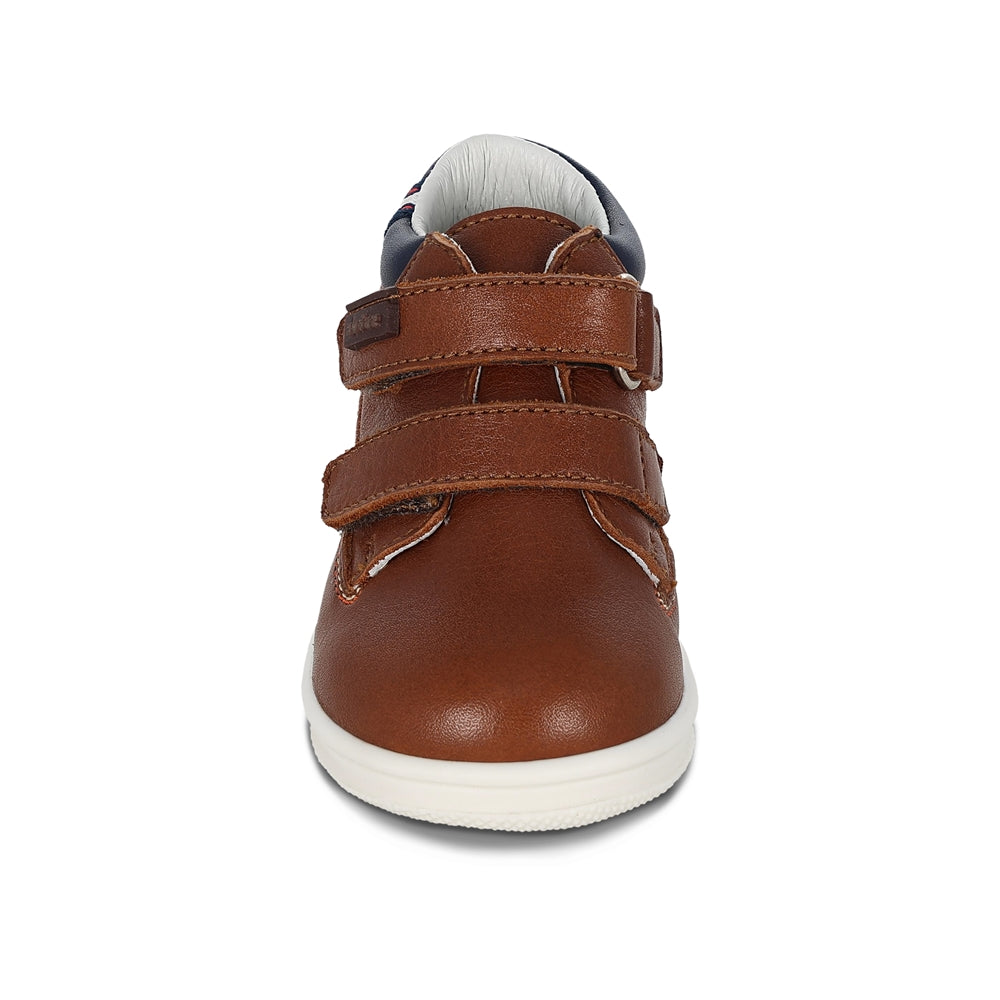 Botita Audaz para niño en piel café Teddy con doble tira de contacto.