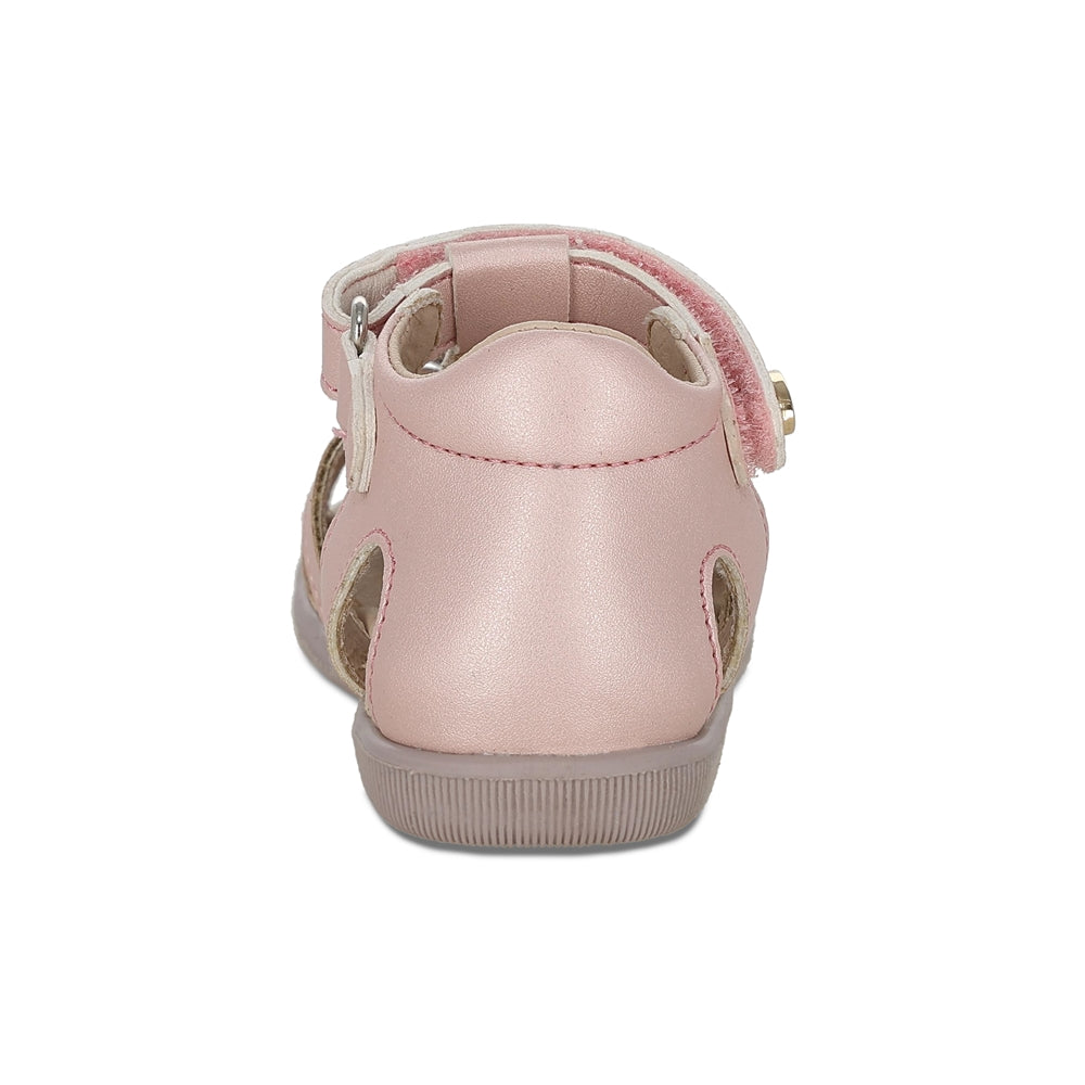 Sandalia Coqueta para niña en sintético rosa Vanessa con detalle de mariposa.