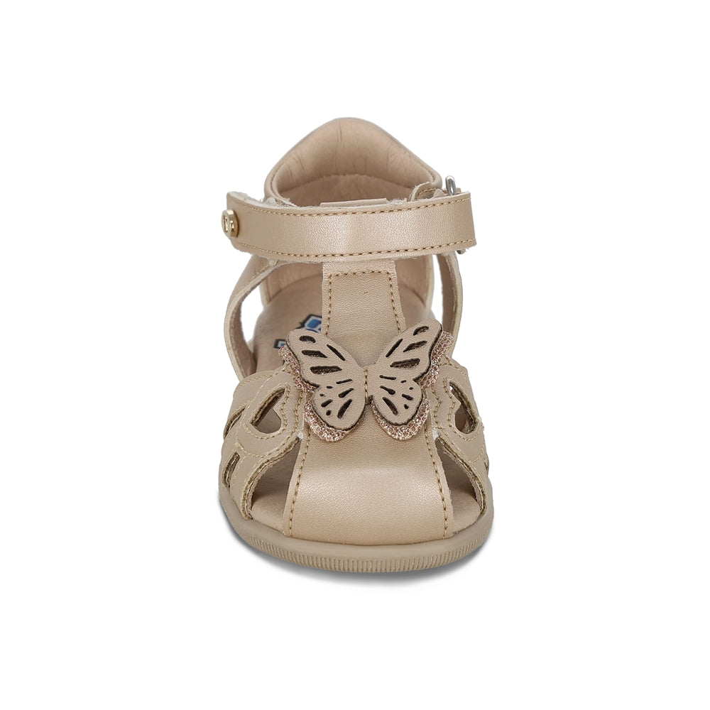 Sandalia Coqueta para niña en sintético beige Vanessa con detalle de mariposa.