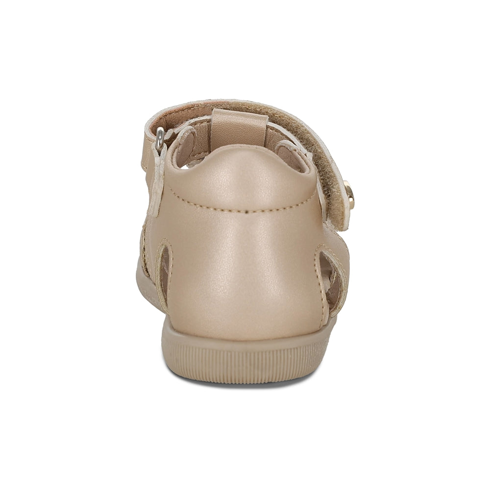 Sandalia Coqueta para niña en sintético beige Vanessa con detalle de mariposa.