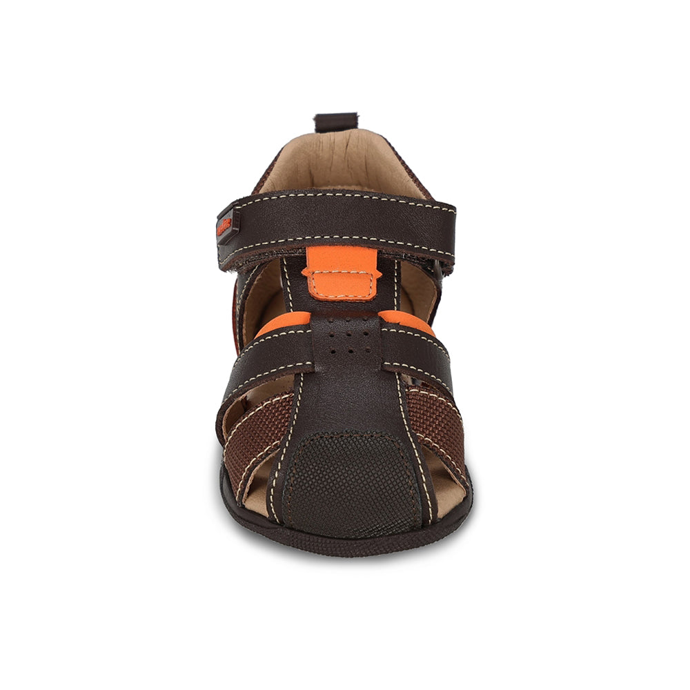 Sandalia Audaz para niño en piel café Patricio con tira de contacto.