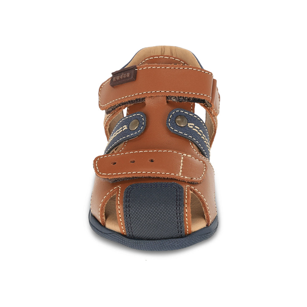 Sandalia Audaz para niño en piel miel Patricio con tira de contacto.