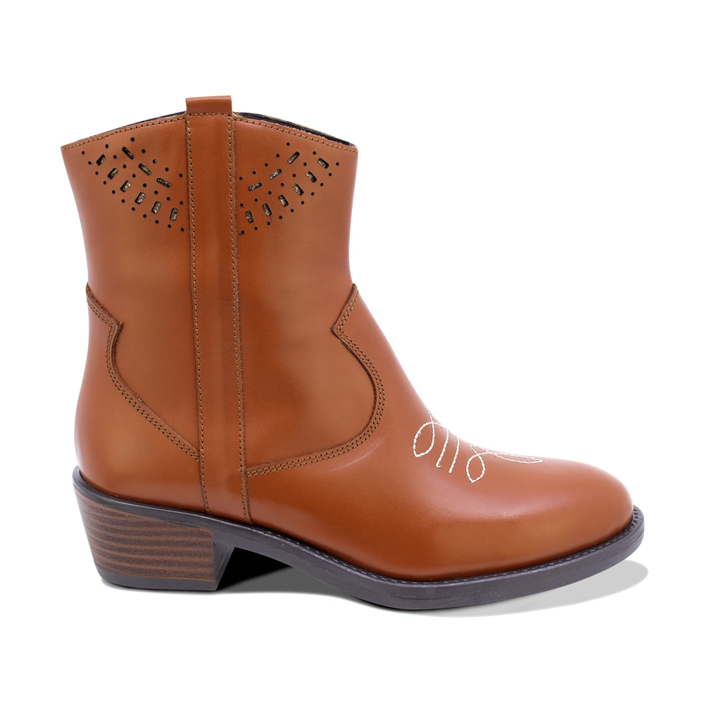 BOTINES COQUETA PARA NIÑA DE PIEL COLOR MIEL MIRTA CON DISEÑO WESTERN Y DETALLES CALADOS