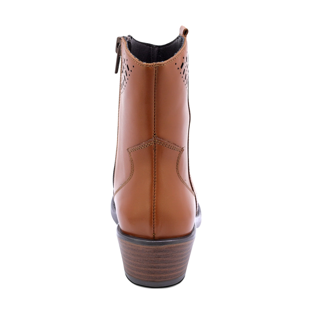 BOTINES COQUETA PARA NIÑA DE PIEL COLOR MIEL MIRTA CON DISEÑO WESTERN Y DETALLES CALADOS