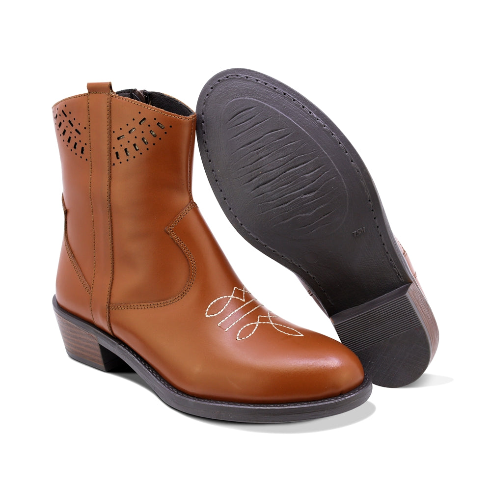 BOTINES COQUETA PARA NIÑA DE PIEL COLOR MIEL MIRTA CON DISEÑO WESTERN Y DETALLES CALADOS