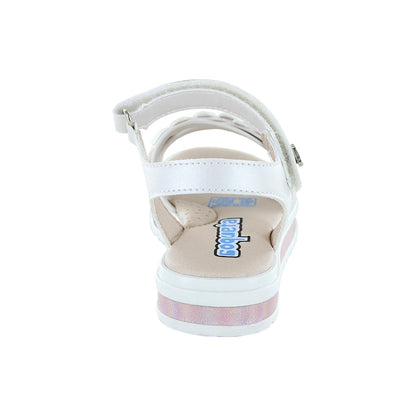 Sandalia Coqueta para niña en sintético perla Casandra con diseño de corazones.