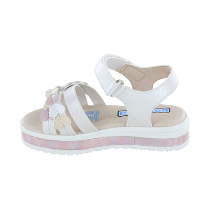 Sandalia Coqueta para niña en sintético perla Casandra con diseño de corazones.