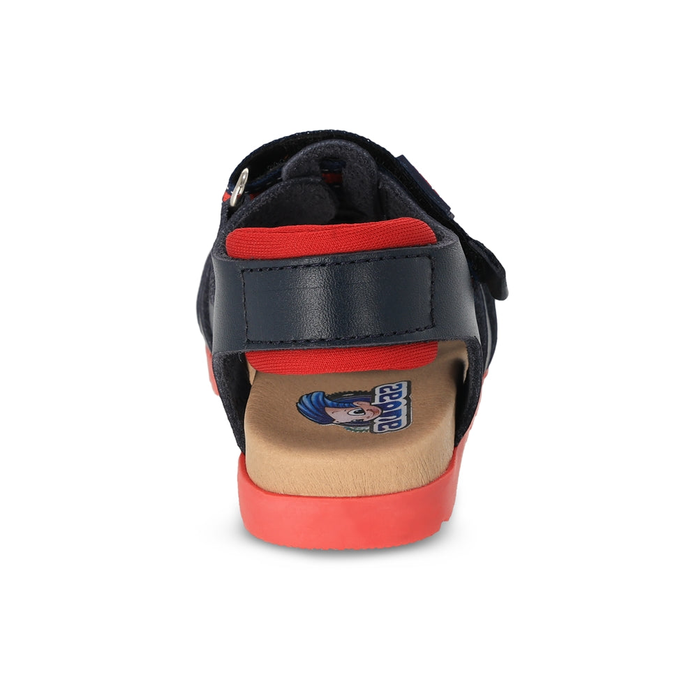 Sandalia Audaz para niño en piel azul Cameron con tira de contacto.