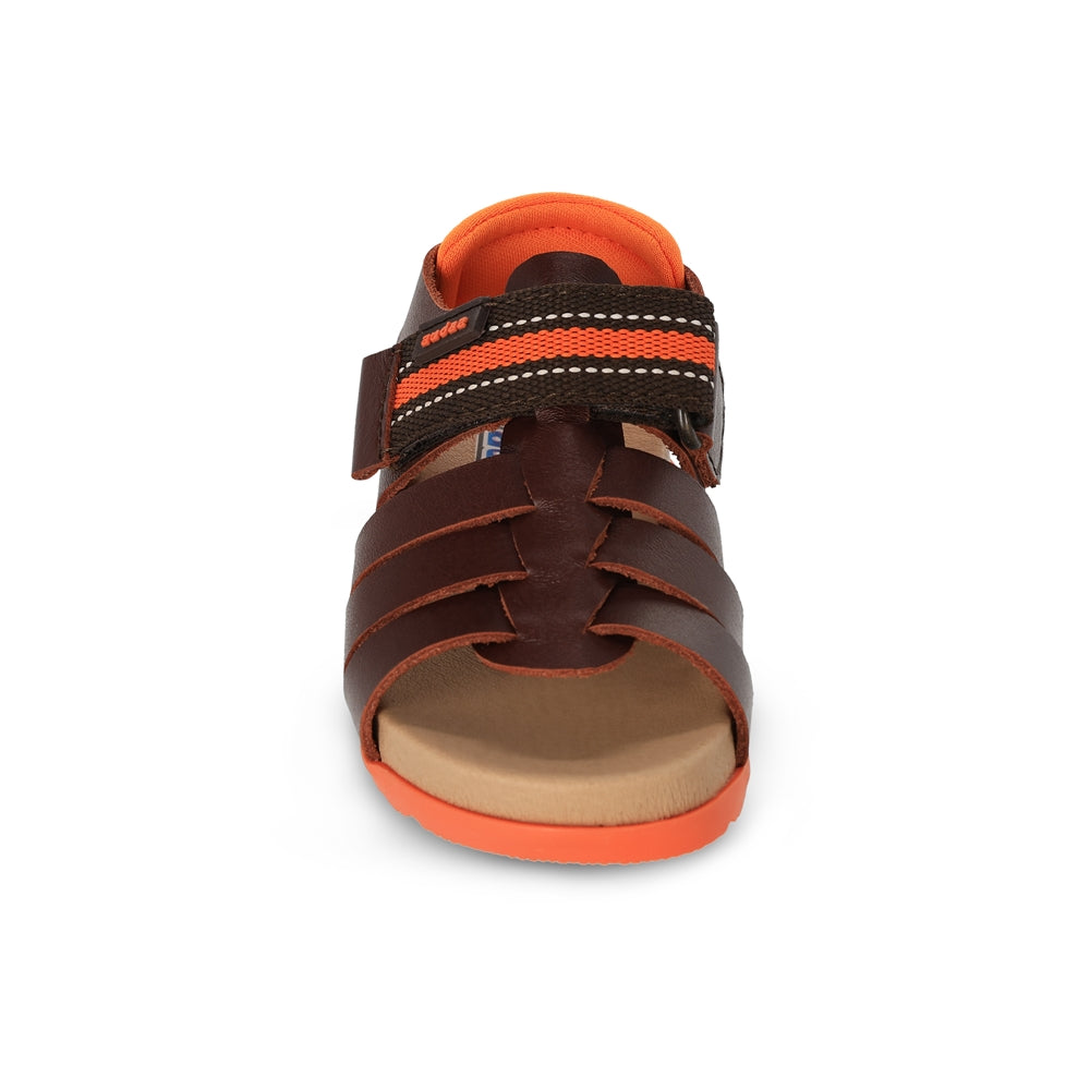 Sandalia Audaz para niño en piel ladrillo Cameron con tira de contacto.