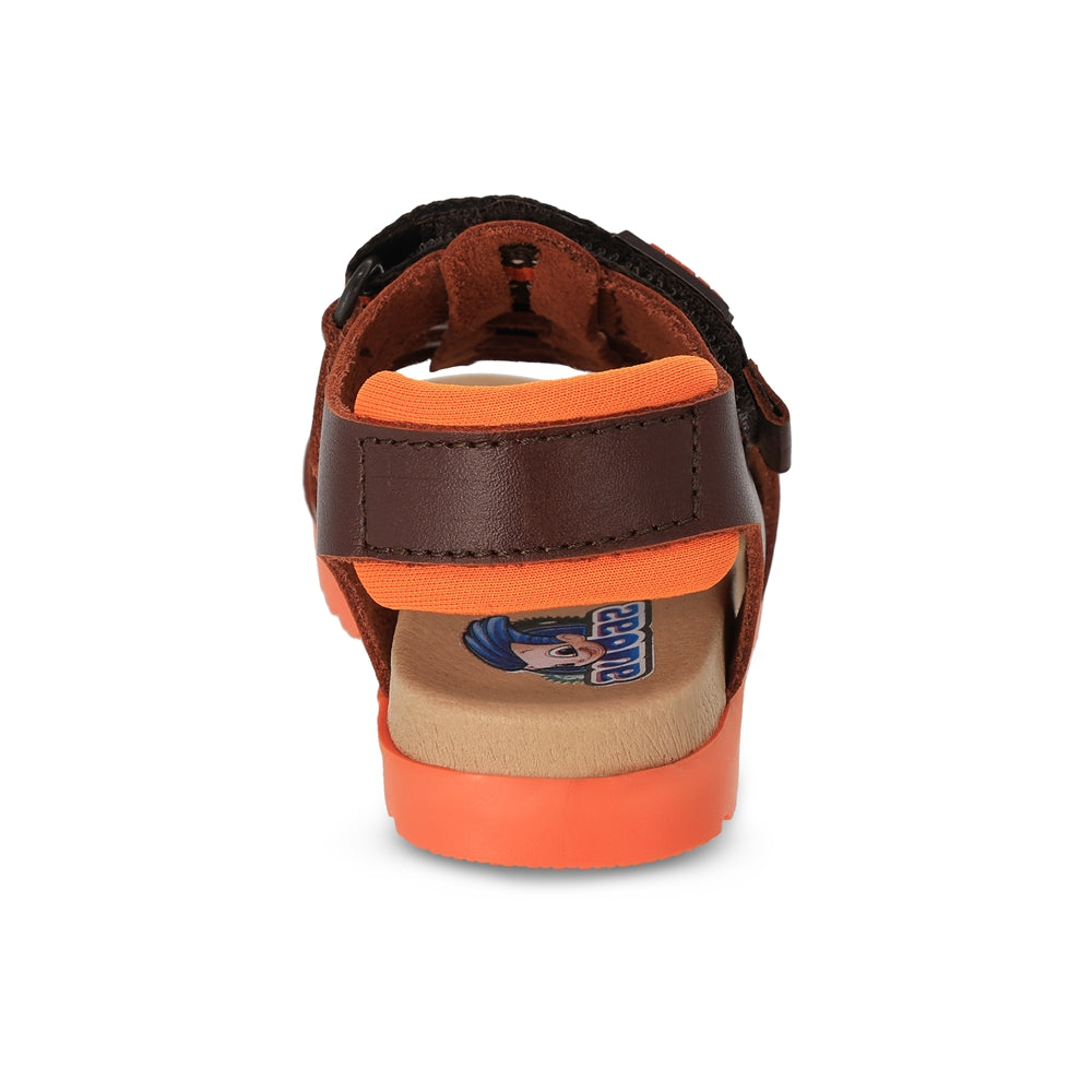 Sandalia Audaz para niño en piel ladrillo Cameron con tira de contacto.