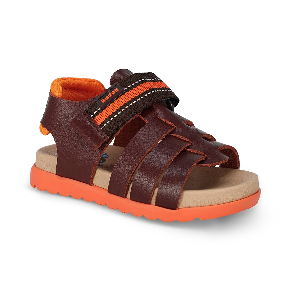 Sandalia Audaz para niño en piel ladrillo Cameron con tira de contacto.