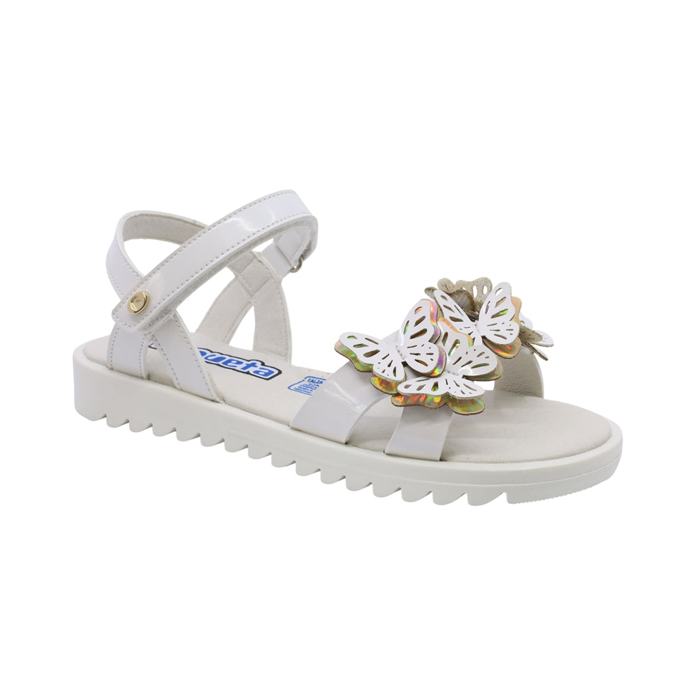Sandalias Coqueta para niña en charol blanco Rebeca diseño de mariposas