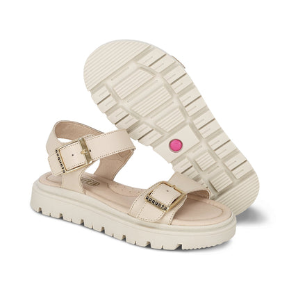 Sandalia Coqueta para niña en piel beige Tomasa con doble hebilla.