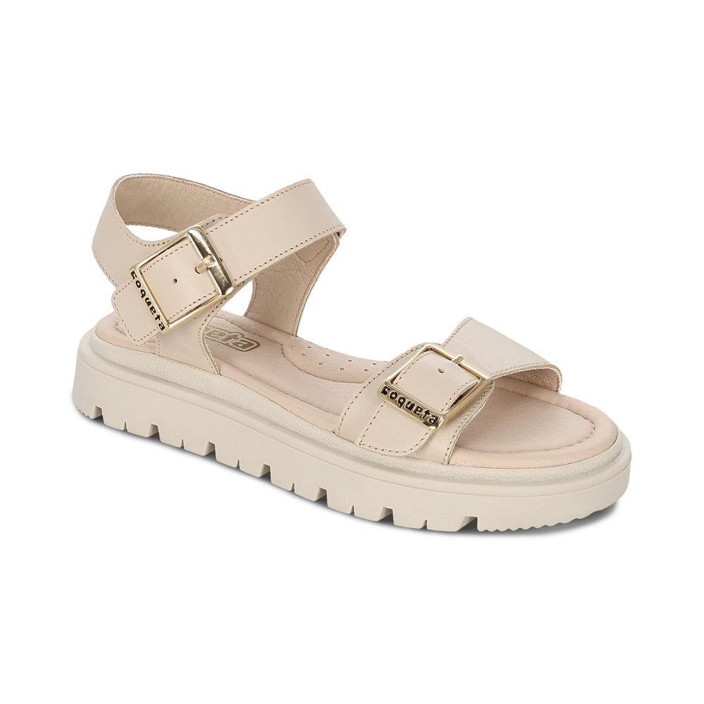 Sandalia Coqueta para niña en piel beige Tomasa con doble hebilla.