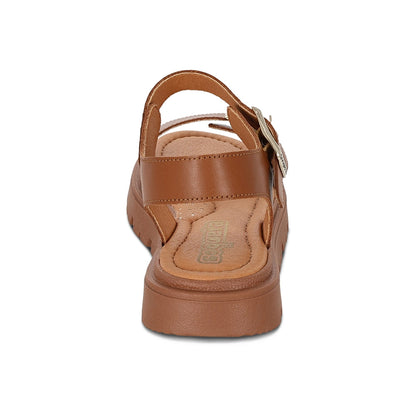 Sandalia Coqueta para niña en piel miel Tomasa con doble hebilla.