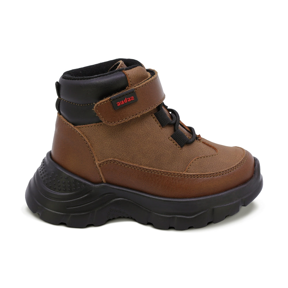 BOTA AUDAZ PARA NIÑO DE PIEL COLOR CAFÉ CLARO SUELA NEMO CON TIRA DE CONTACTO