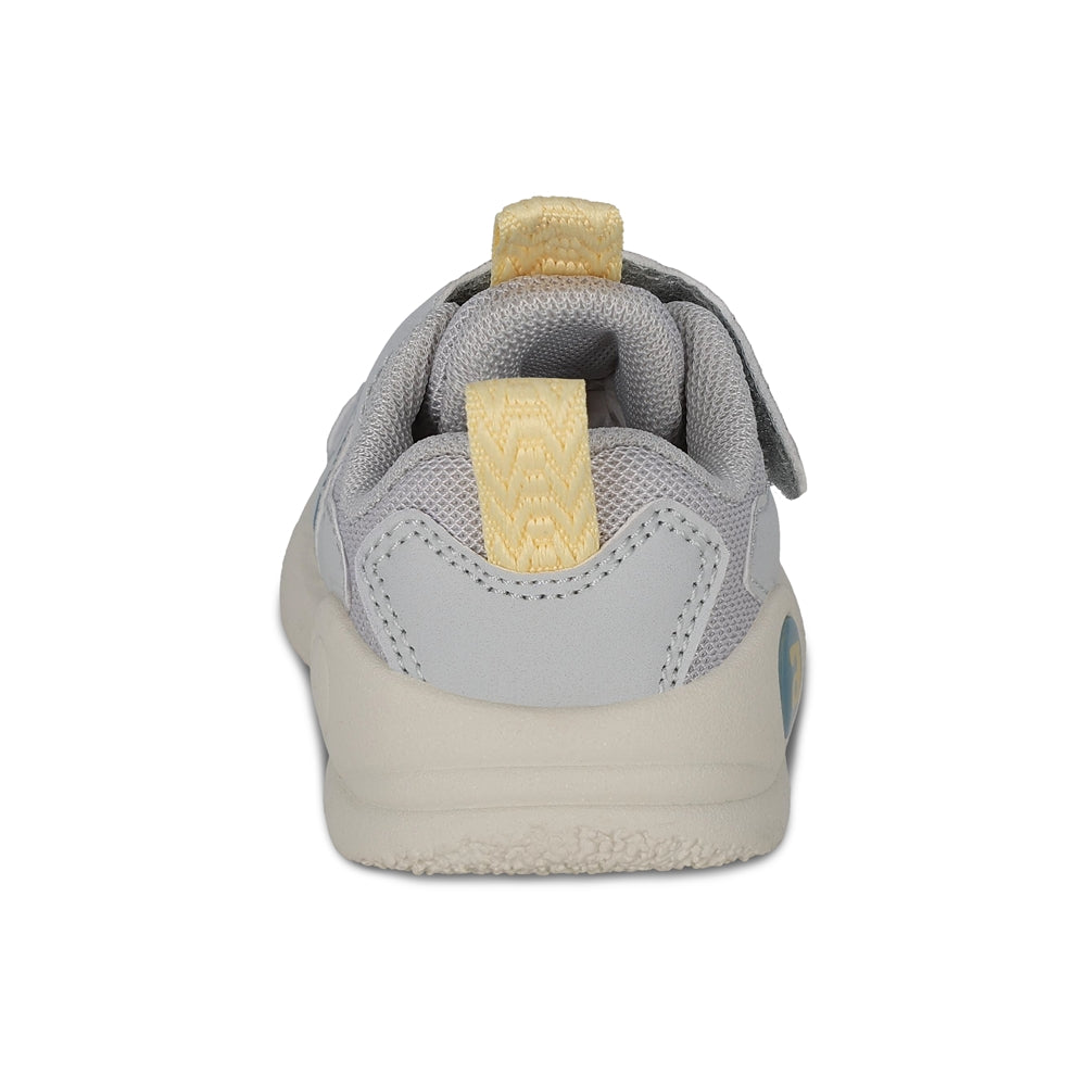 Tenis Audaz para niño en textil gris Luneta con tira de contacto.