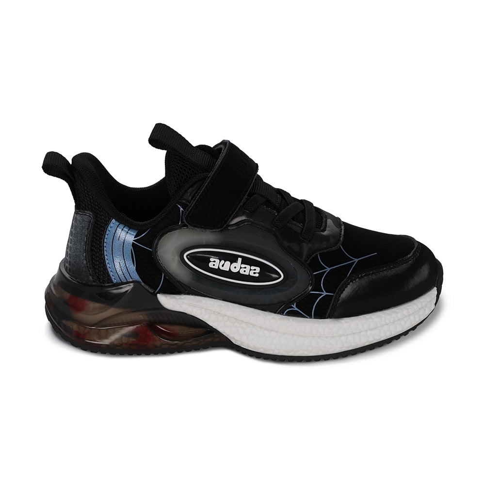 Tenis Audaz para niño en textil negro Rex con tira de contacto.