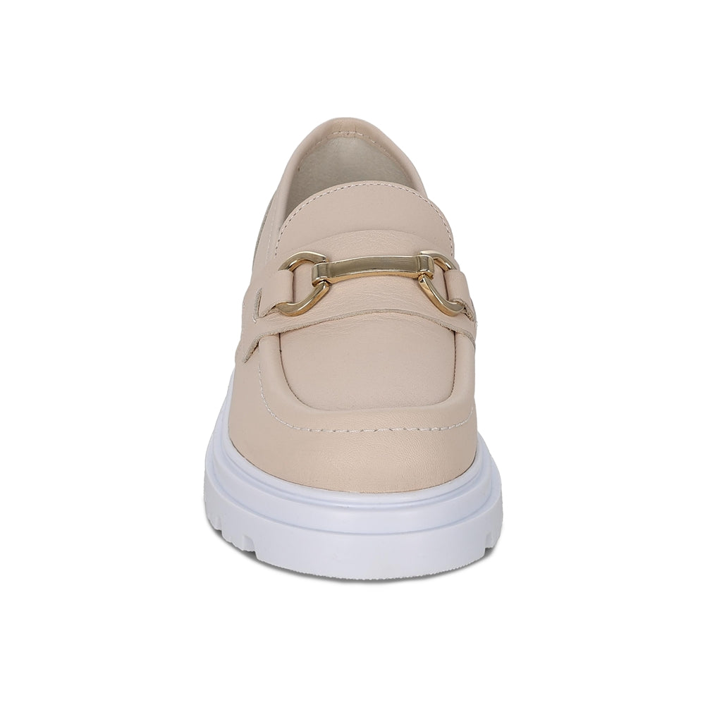 Mocasín Coqueta para niña en piel beige Jazz con suela de plataforma.