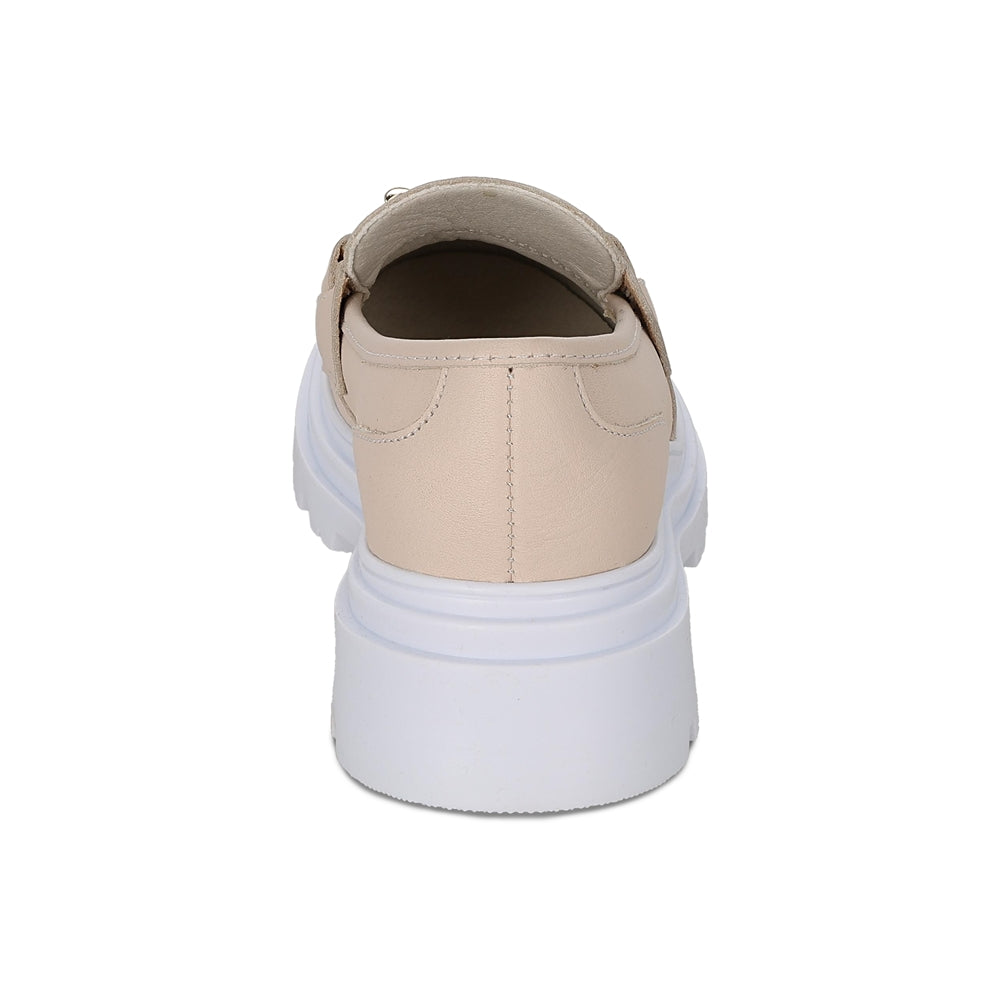 Mocasín Coqueta para niña en piel beige Jazz con suela de plataforma.