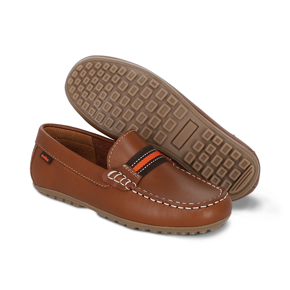 Mocasín  Audaz para niño en piel café claro Malaga con suela resistente.