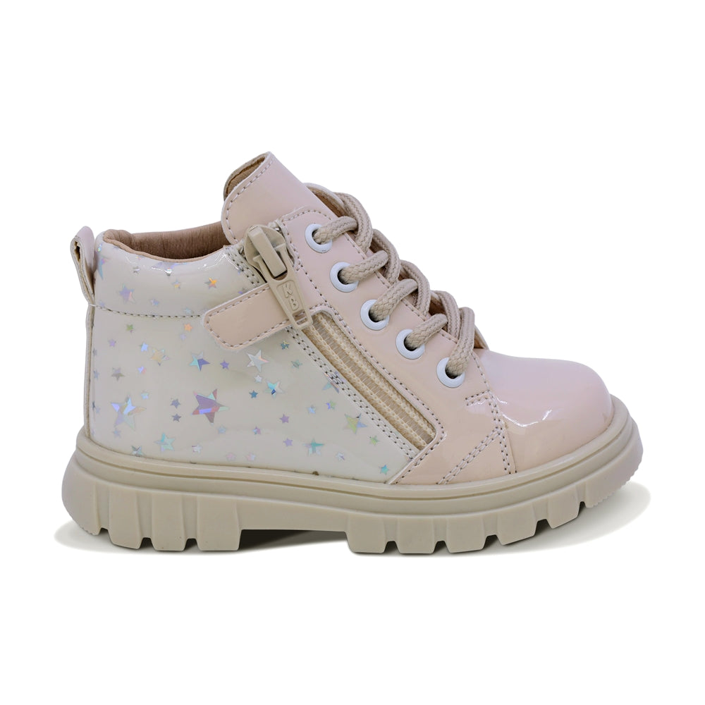 BOTITA COQUETA PARA NIÑA EN CHAROL COLOR BEIGE THUNDER CON ESTAMPADO DE ESTRELLAS