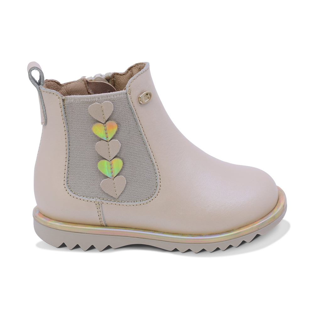 BOTA COQUETA PARA NIÑA DE SINTÉTICO COLOR BEIGE SUELA RONDY CON CORAZONES LATERALES