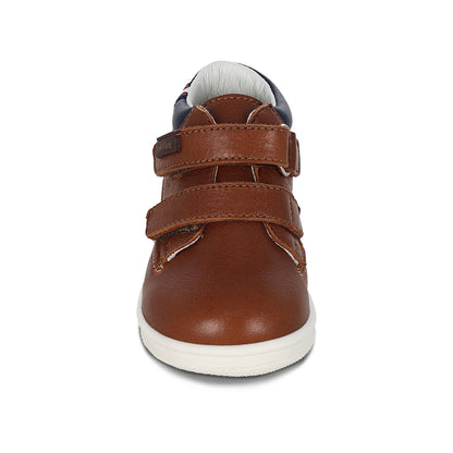 Botita Audaz para niño en piel café Teddy con doble tira de contacto.