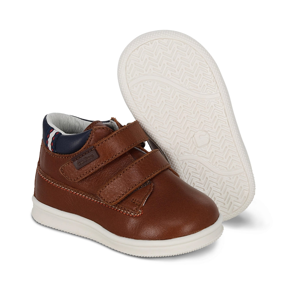 Botita Audaz para niño en piel café Teddy con doble tira de contacto.