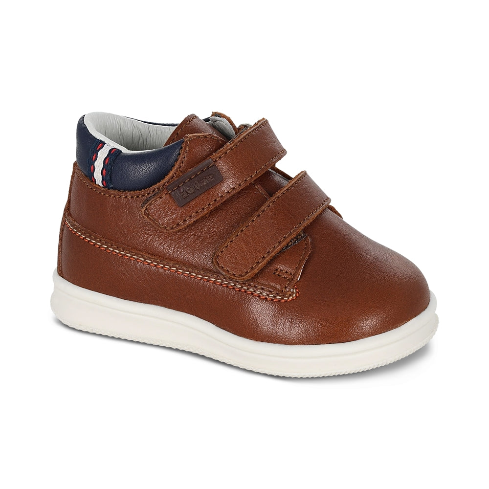 Botita Audaz para niño en piel café Teddy con doble tira de contacto.