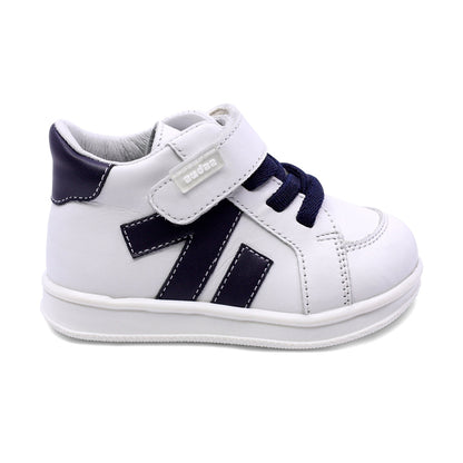 Botita Audaz para niño en piel blanco Teddy con tira de contacto.