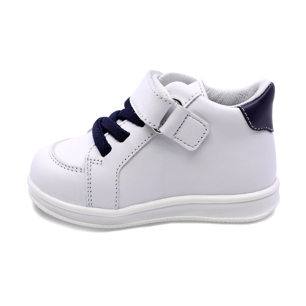 Botita Audaz para niño en piel blanco Teddy con tira de contacto.