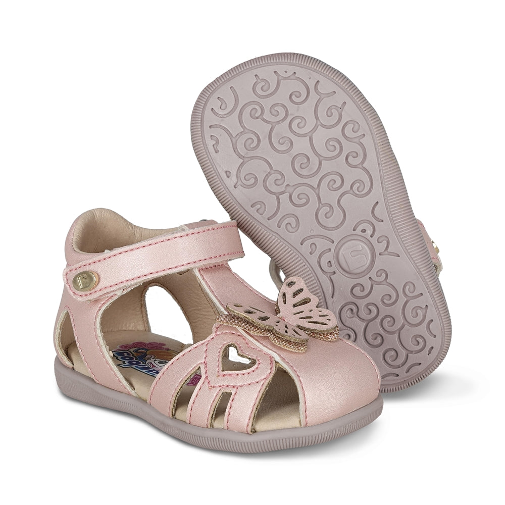 Sandalia Coqueta para niña en sintético rosa Vanessa con detalle de mariposa.