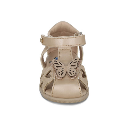 Sandalia Coqueta para niña en sintético beige Vanessa con detalle de mariposa.
