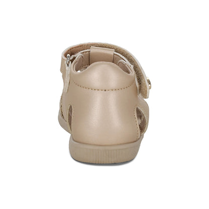 Sandalia Coqueta para niña en sintético beige Vanessa con detalle de mariposa.