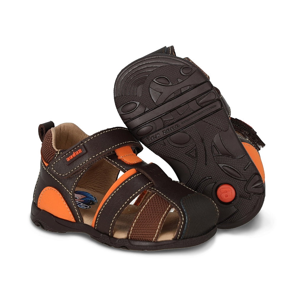Sandalia Audaz para niño en piel café Patricio con tira de contacto.