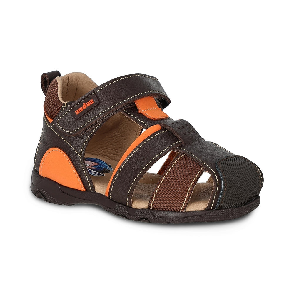 Sandalia Audaz para niño en piel café Patricio con tira de contacto.