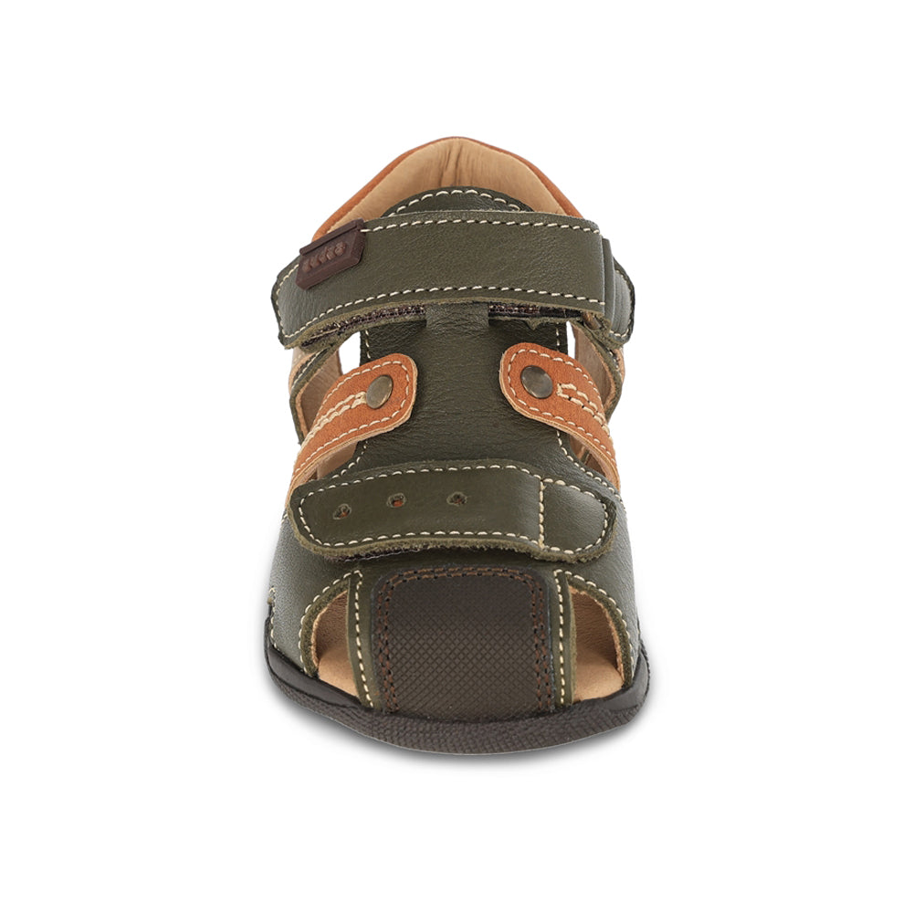 Sandalia Audaz para niño en piel verde Patricio con tira de contacto.