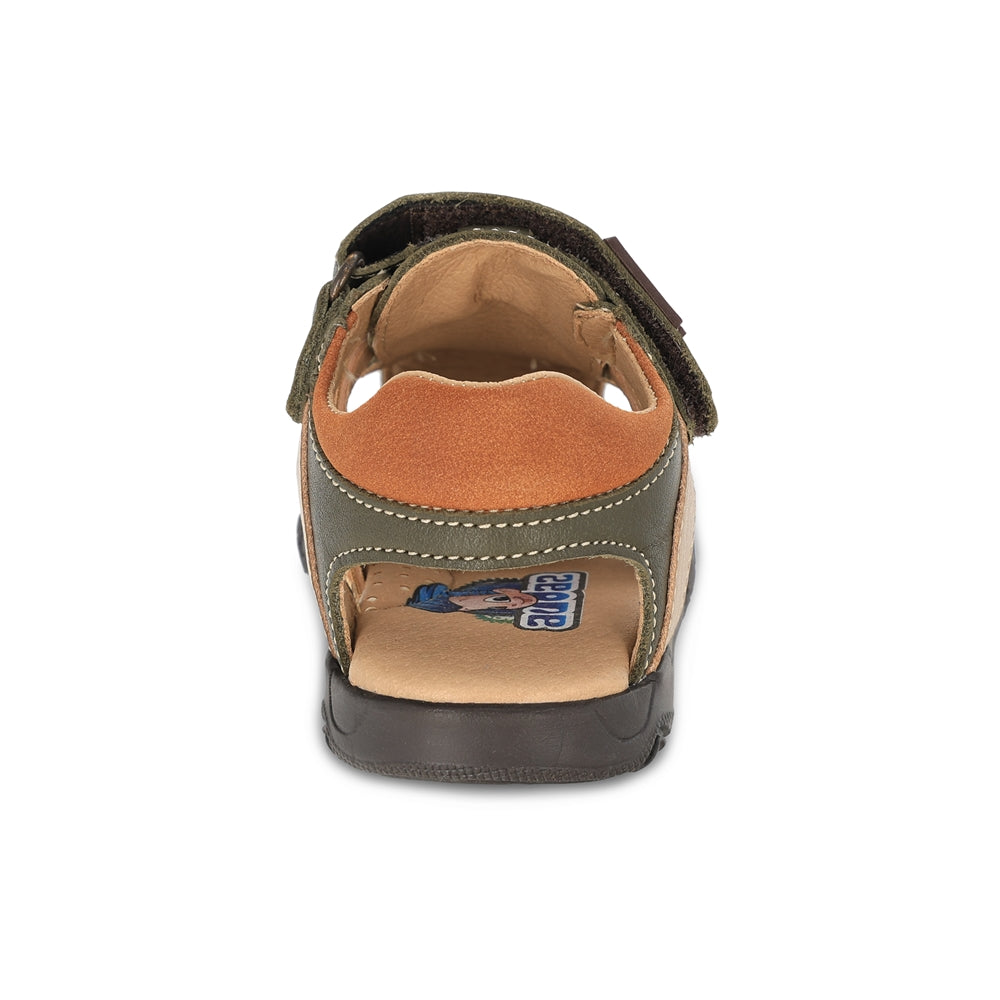 Sandalia Audaz para niño en piel verde Patricio con tira de contacto.