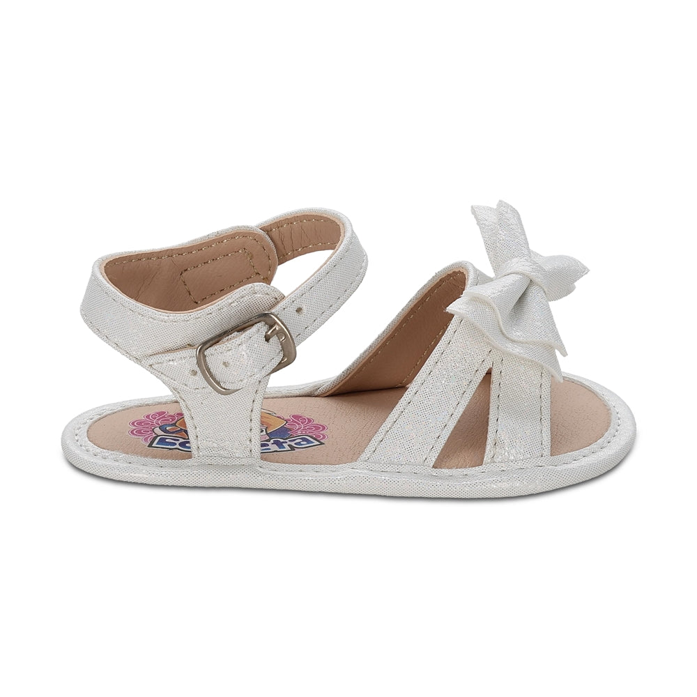 Sandalia Coqueta para niña en sintético perla Eredi con detalle de moño.