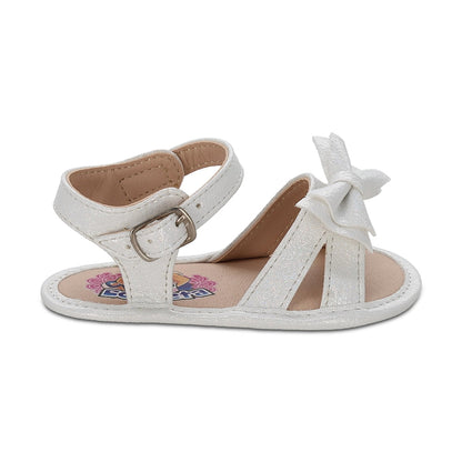 Sandalia Coqueta para niña en sintético perla Eredi con detalle de moño.